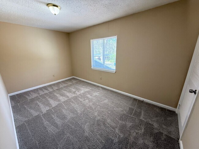 Building Photo - SS-114 Nelson St