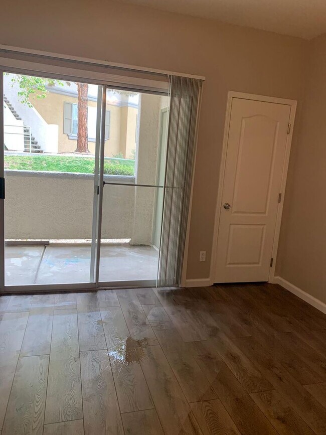 Building Photo - Beautiful 3 bedroom Condo in Summerlin- 2 ...