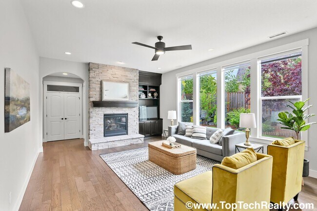 Building Photo - Beautiful *CORNER LOT* 5 BD* 3.5 BA* Singl...