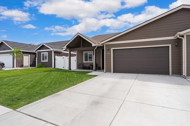 Building Photo - Stunning Townhome with Mountain Views for ...