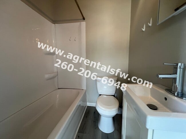 Building Photo - 3 bedroom house