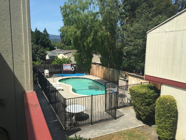 Building Photo - 447 Oak Ave