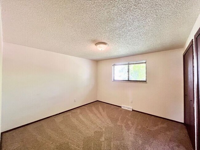 Building Photo - 2 Bedroom, 1 Bath Duplex, 1 Car Garage