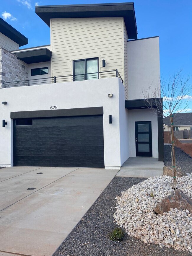 Primary Photo - Beautiful townhome In Crimson Park