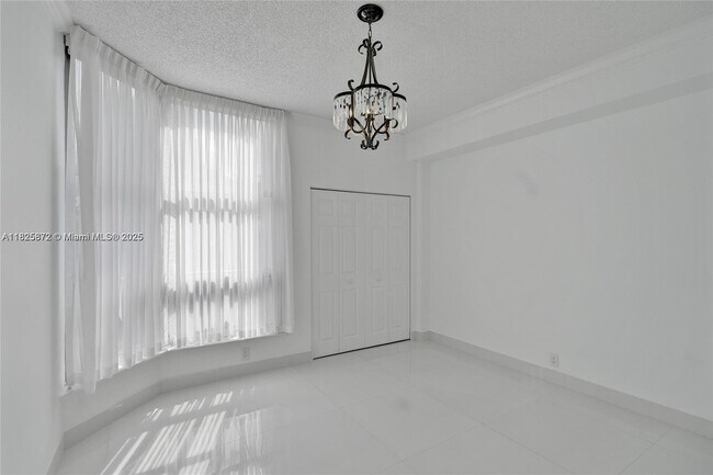Building Photo - 3500 Mystic Pointe Dr