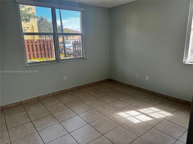 Building Photo - 1480 NE 33rd Ave