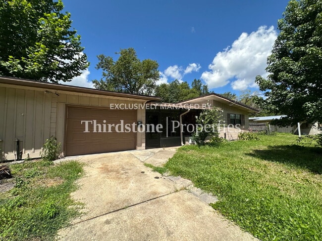 Building Photo - 1038 La Marche Dr