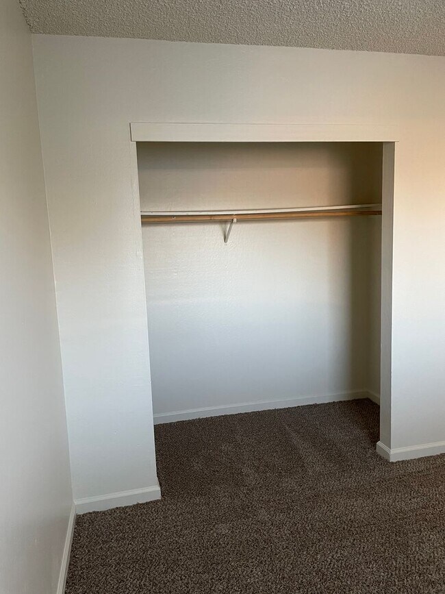Building Photo - 2 BED/1 BATH - END UNIT WITH CITY VIEW & PET FRIENDLY