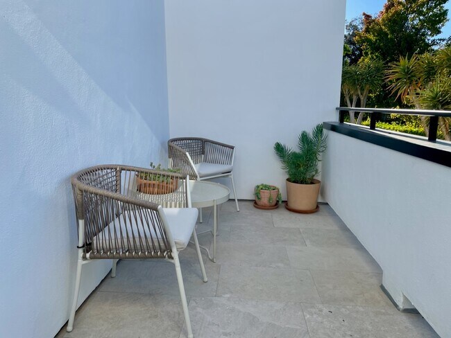 Balcony, Deck - 522 N Roxbury Dr