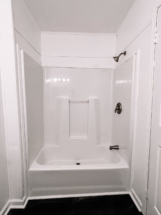 Building Photo - Spacious 4-Bed, 3-Bath Retreat on Greenhill Rd – 2000 Sq Ft of Charleston Charm!