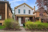 Building Photo - Newly Renovated 3 Bed, 1 Bath Home - Conveniently Located, Central AC & Heat - Available NOW in B...