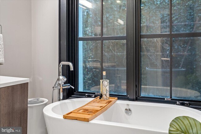 Building Photo - 1429 W Street NW Unit 1