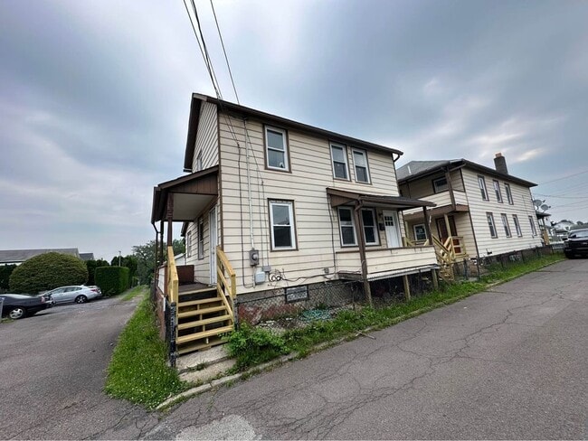 Building Photo - 109 Welles St