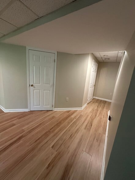 Building Photo - 20 Woodmyre Lane