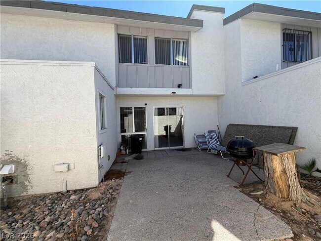 Building Photo - 570 Willow Green Dr