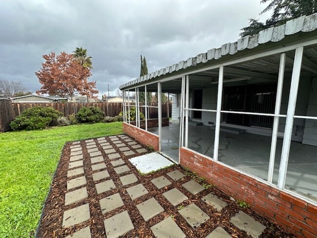 Building Photo - Move in ready home! Perfectly located on t...