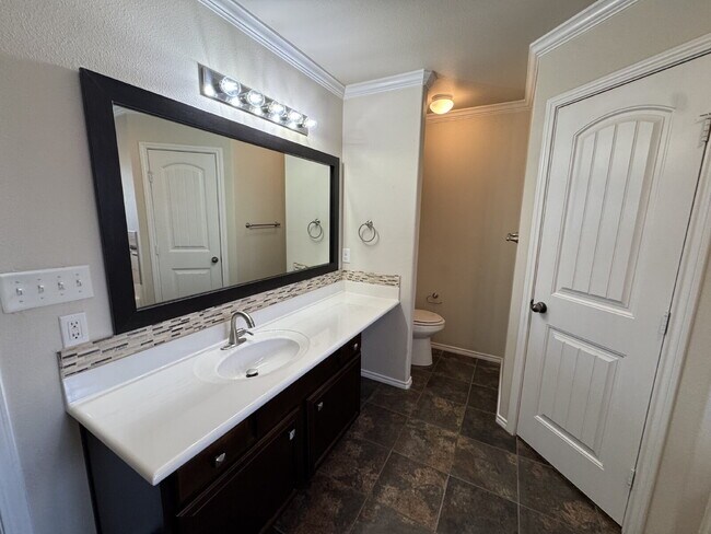 Building Photo - Beautiful & Spacious 4-Bedroom Home in Lub...