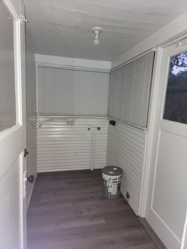 Building Photo - Charming 2 Bedroom 1 bathroom Downtown Modesto Home