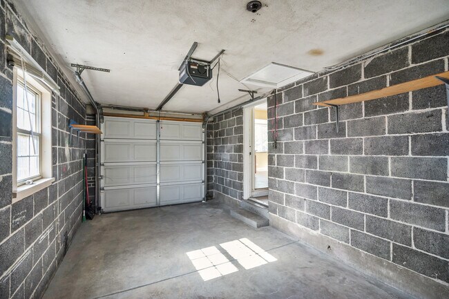 Building Photo - Amazing 4BR, 2BTH in Park Hill!!