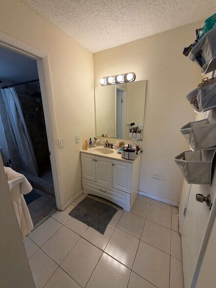 Building Photo - 9180 Fontainebleau Blvd