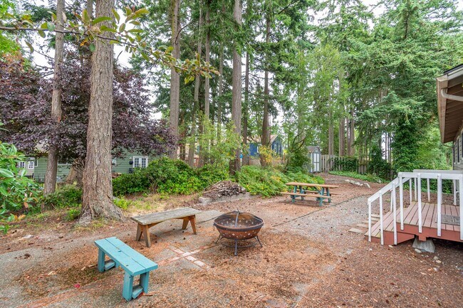 Building Photo - Cozy 4 Bed 3 Bath Home Center of Oak Harbor