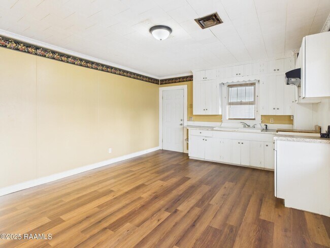 Building Photo - 413 Dorothy St