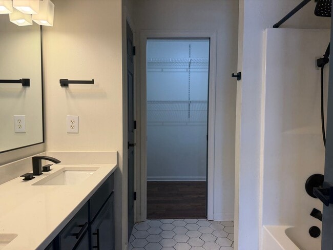 Building Photo - 2BR Townhome in Franklin