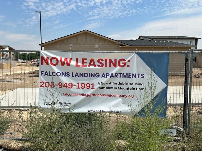 Building Photo - 1351 SW Caracara Ave