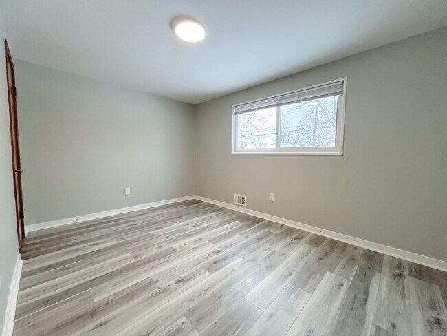 Building Photo - 424 Springville Ave