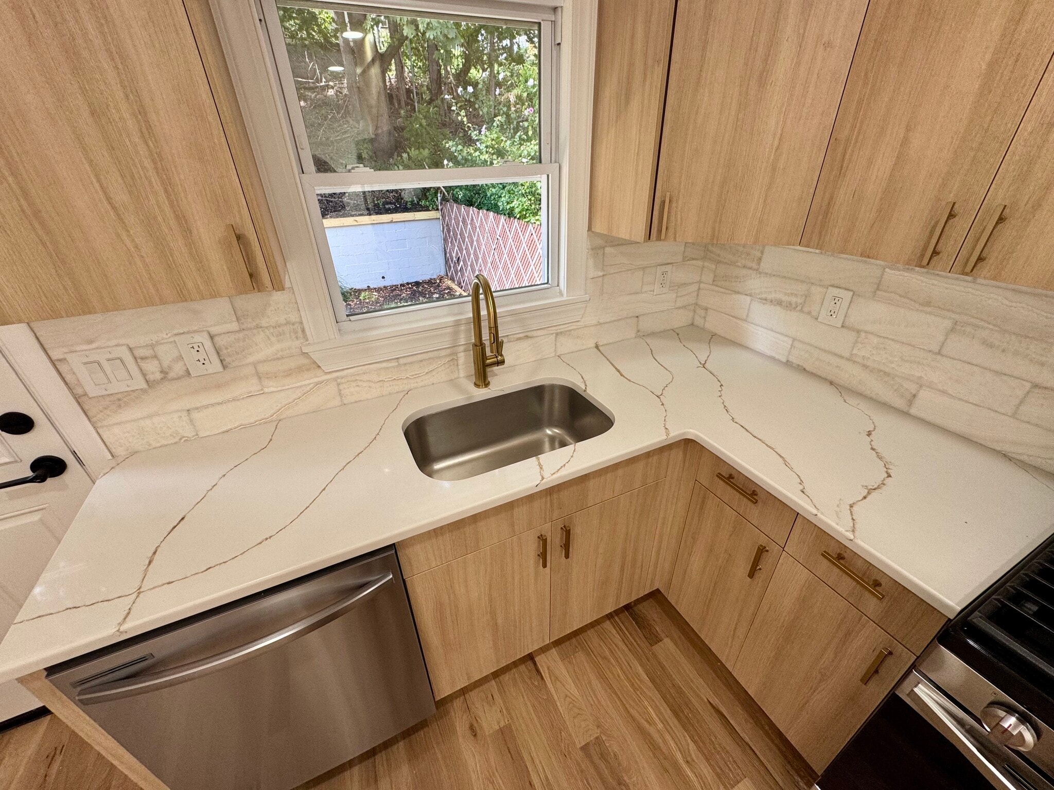 Quartaz countertop & Marble Backsplash - 47 Sherwood Ave