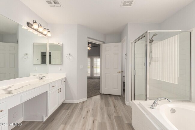 Building Photo - 1526 E Charleston Ave