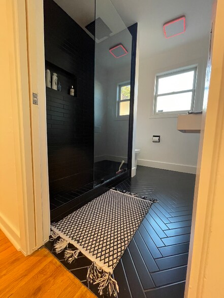 Building Photo - 463 Menker Ave