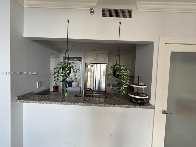 Building Photo - 540 Brickell Key Dr