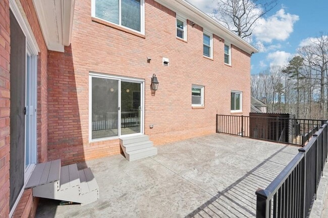 Building Photo - 1600 Spring Arbor Ct