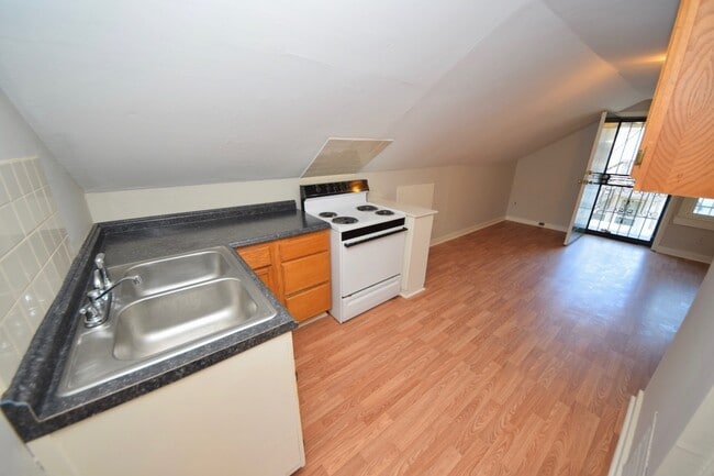 Building Photo - 1 Bedroom, 1 Bathroom Upstairs apartment n...