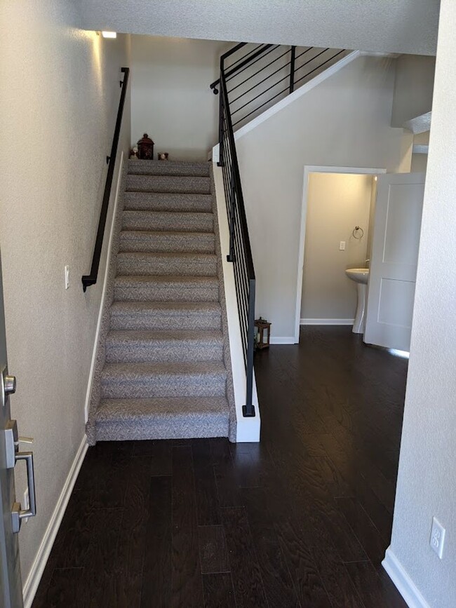 Building Photo - Beautiful End Unit Townhome in Flying Horse