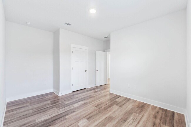 Building Photo - 127 Hobson Ave