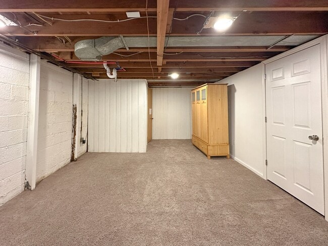 Building Photo - Stylish Grosse Pointe Woods Ranch with EV ...