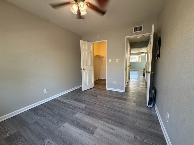 Building Photo - Upstairs 2/1 home in Greenback Estates