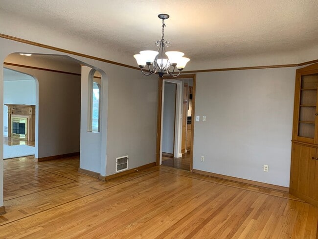 Building Photo - O1100-1106