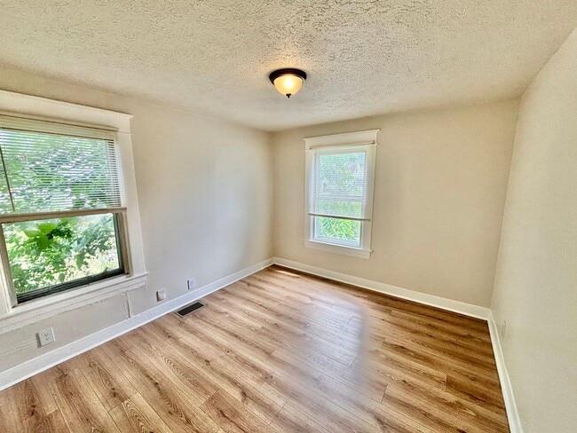 Building Photo - 3911 Larkwood Ave