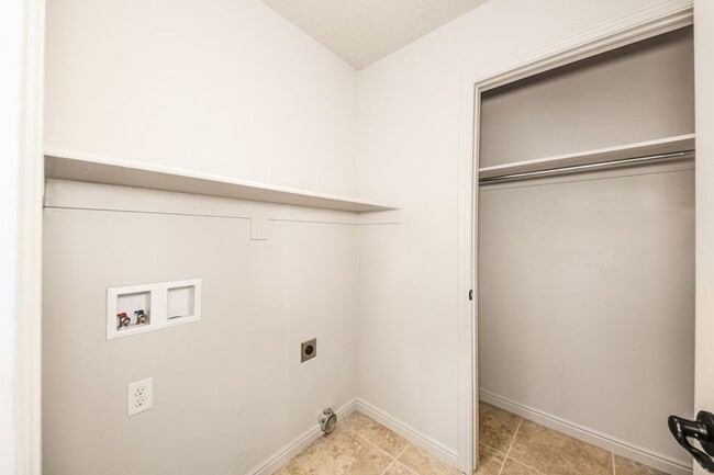 Building Photo - Beautiful Fossil Hills END UNIT!!
