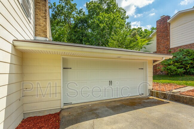 Building Photo - 508 Briar Park Ln