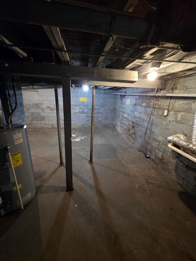 Building Photo - 2 bedroom, 1 bath house