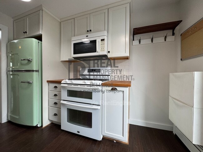 Building Photo - 2 Sea View Ave