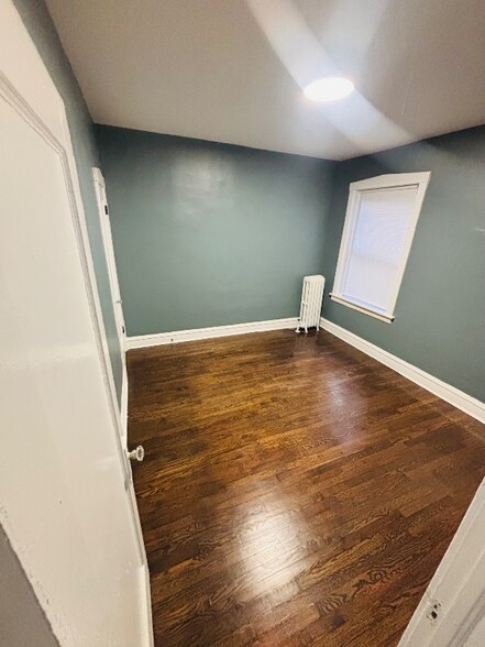 Building Photo - 704 E 80th St