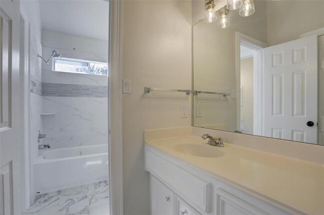 Building Photo - 5519 Bridlewood Dr