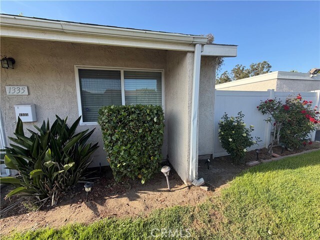 Building Photo - 1335 N Elderberry Ave