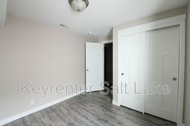 Building Photo - 1091 W Emerald Pools Ln