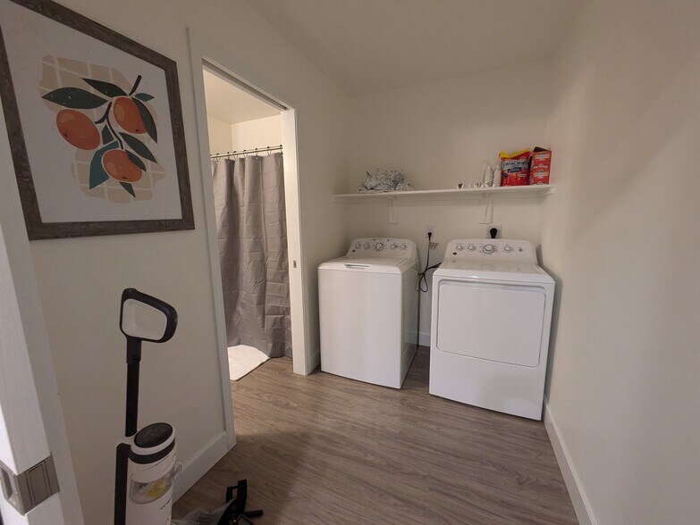 Laundry Room - 8244 Rovenna St